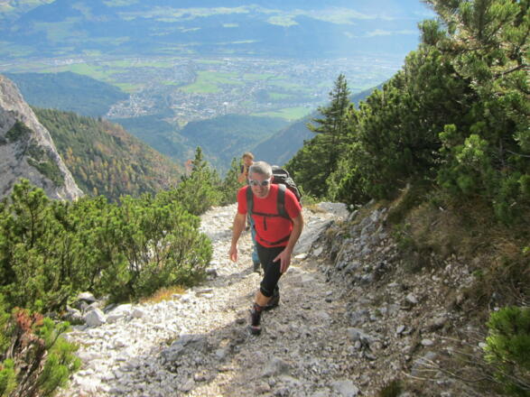 Ein großer Teil des Weges verläuft durch Latschengassen. Unten das Inntal mit Absam und Hall in Tirol.