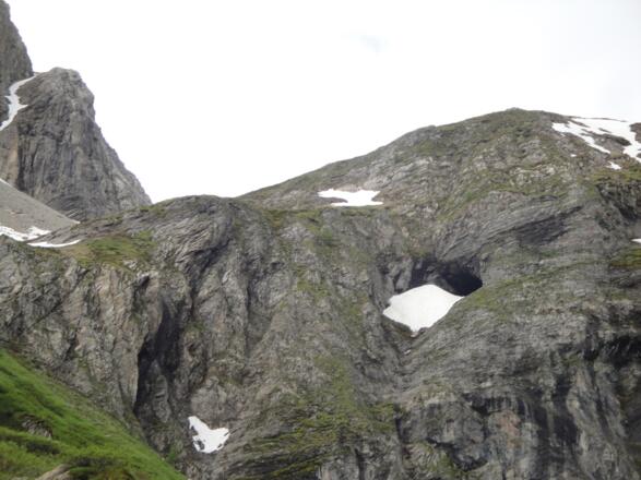 Die Eishöhle am oberen Ende des Obstanser Bodens