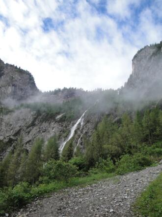 Der Wasserfall unterhalb des Almbodens