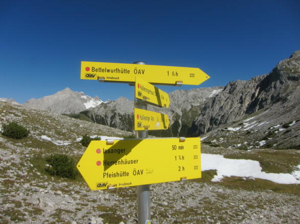 An der Weggabelung am Lafatscherjoch. Hier wird kurz der Blick auf den Karwendel-Hauptkamm und die Grubenkarspitze (2663 m) frei.