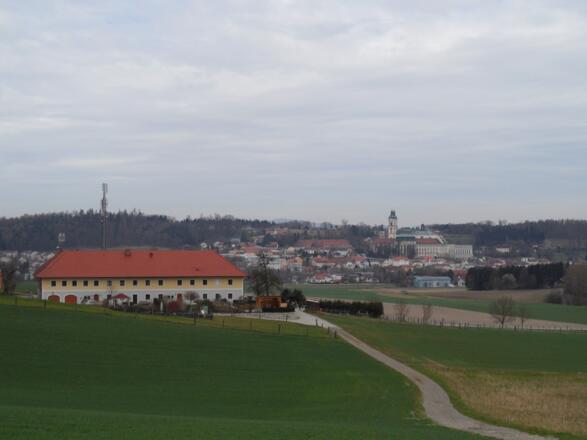 Blick zurück auf die Stadt St. Florian.