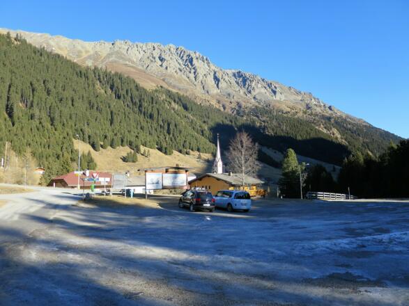 Großer und kostenpflichtiger Parkplatz (€ 4,-, Automat) am Eingang ins Gleirschtal.