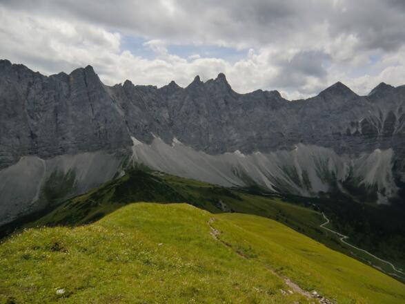Blick zur Falkenhütte mit Laliderer Spitze