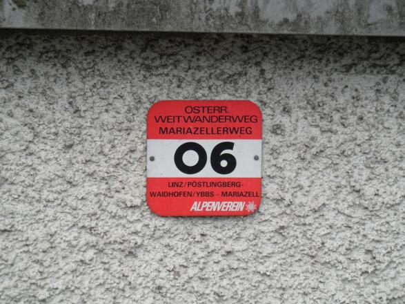 Markierung des Weitwanderwegs 6 (und 9).