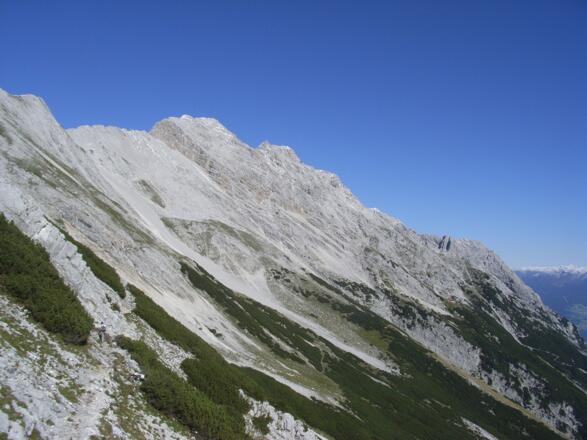 ... und dann flach bzw. leicht abfallend an den Südhängen der Halltal-Gleirschkette entlang. Rechts der Große Bettelwurf, auch die Bettelwürfhütte ist bereits sichtbar.
