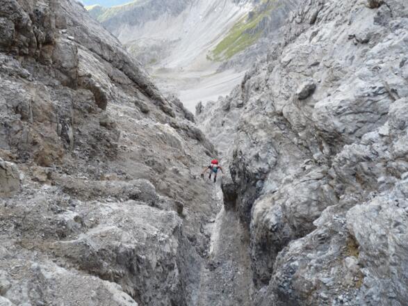Steil, ausgesetzt und brüchig erfolgt der Abstieg durch die Südrinne.