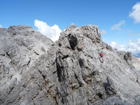 Kurz unterhalb des Vorgipfels. Dahinter ist schon der Hauptgipfel sichtbar.