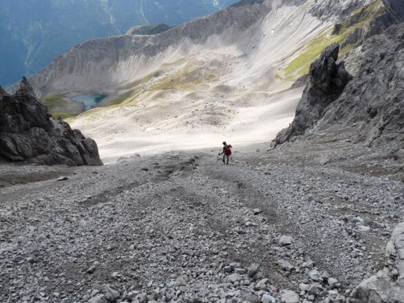 Über eine Schotterreise geht es schließlich hinunter in Richtung Vordersee.