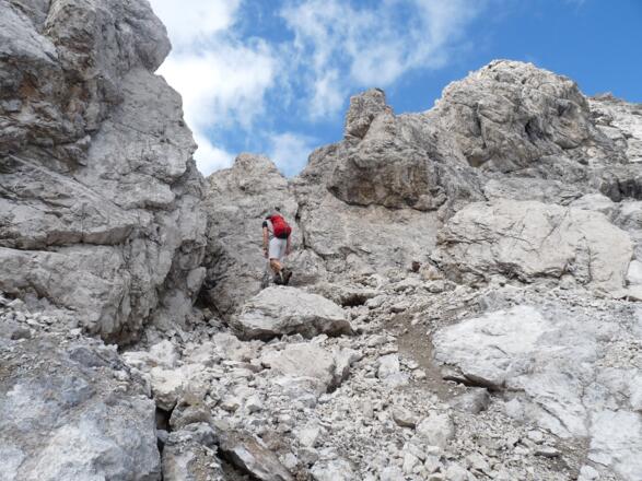 Nach einem kurzen Gehgelände, folgt eine weitere attraktive Kletterei zum Vorgipfel.