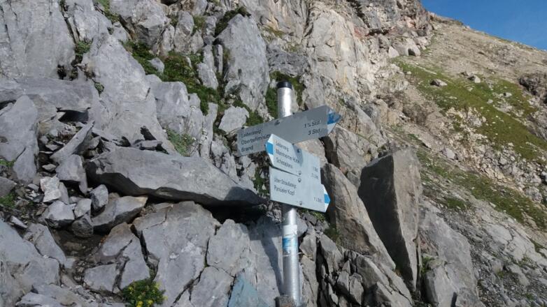 Bei diesem Wegweiser rechts aufwärts zum Nenzinger Himmel.