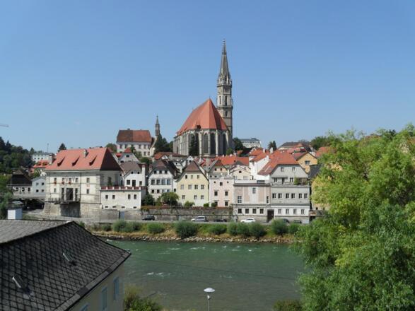 Die Stadtpfarrkiche Steyr inmitten der Steyrer Altstadt.