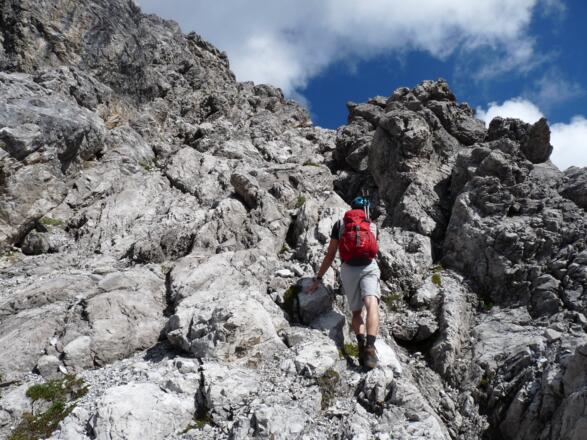 Im zumeist II. Schwierigkeitsgrad geht es hinauf zur Gratschneide.