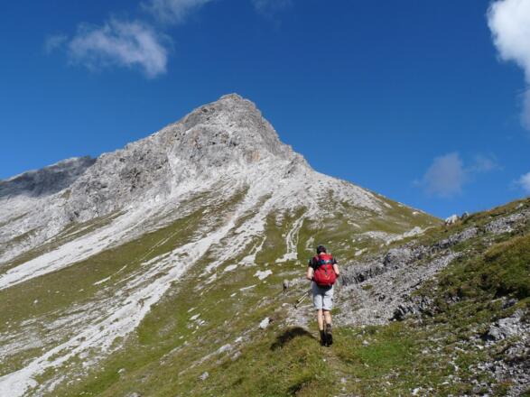 Kurz unterhalb des Alperschonjochs blicken wir bereits direkt auf den Ostgrat.