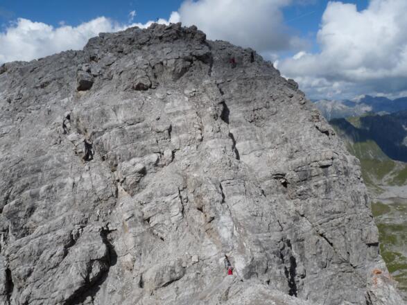 Zwei Bergsteiger kurz unterhalb des Gipfels der Vorderseespitze.