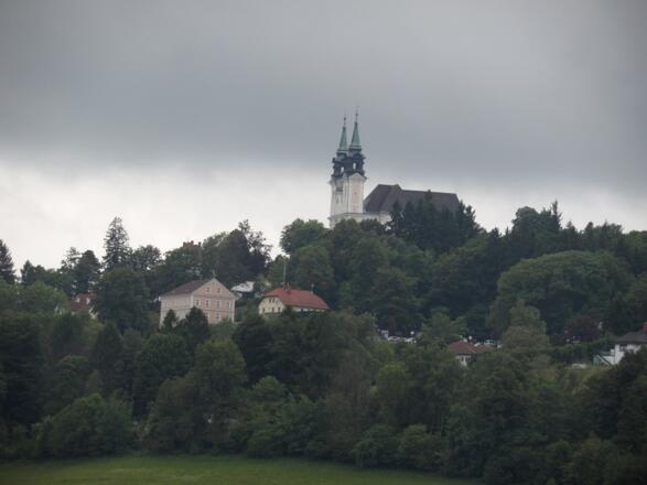 Die Pöstlingberg Basilika ist in der Entfernung zu sehen.