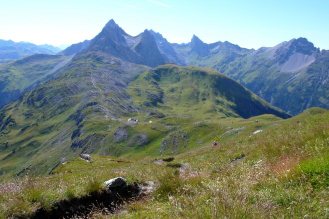 Leutkirchner Hütte mit Weißschrofenspitze und Fallersteißspitze
