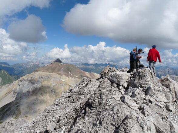Ein kleines Kreuz schmückt den Felsgipfel der Vorderseespitze (2889 m).