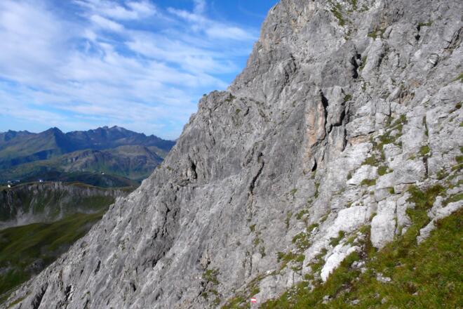 Felsenweg unterhalb von Bacherspitze und Weißschrofenspitze