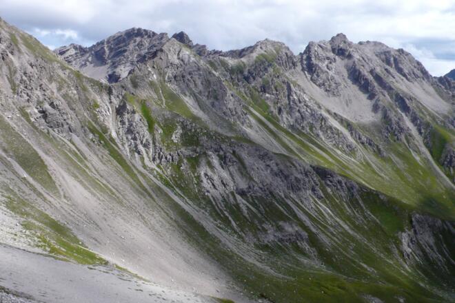 Blick zurück auf den zum Teil ausgesetzten Grat
