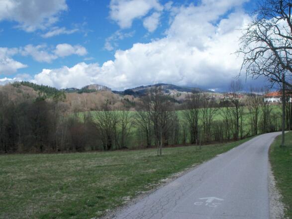 Der weißen Markierung zur GIS folgen.