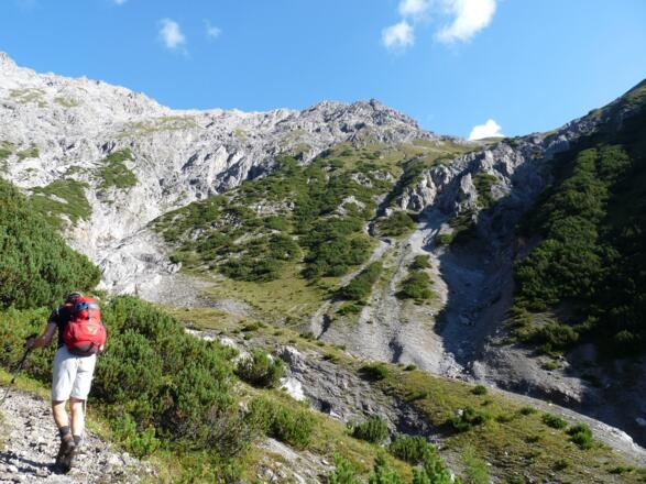 Endlich in der Sonne, erblicken wir rechterhand bereits das Alperschonjoch.