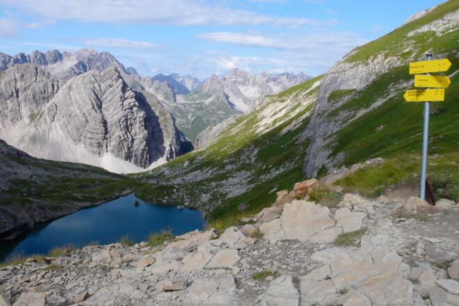 Blick vom Pass hinunter zum Gufelsee