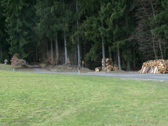 Die &quot;Hauptstrasse&quot; verlassen und am Wanderweg weiter