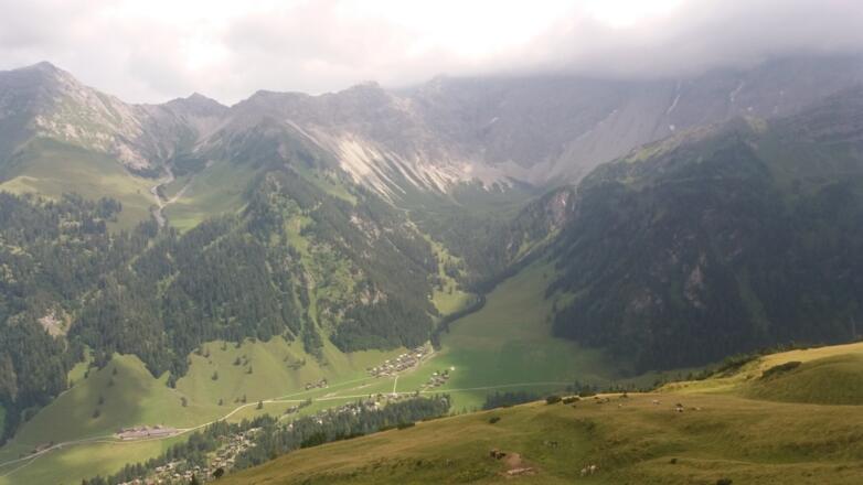 Holzpflock Sareiseralpe: unser Weg ab Spusagang.