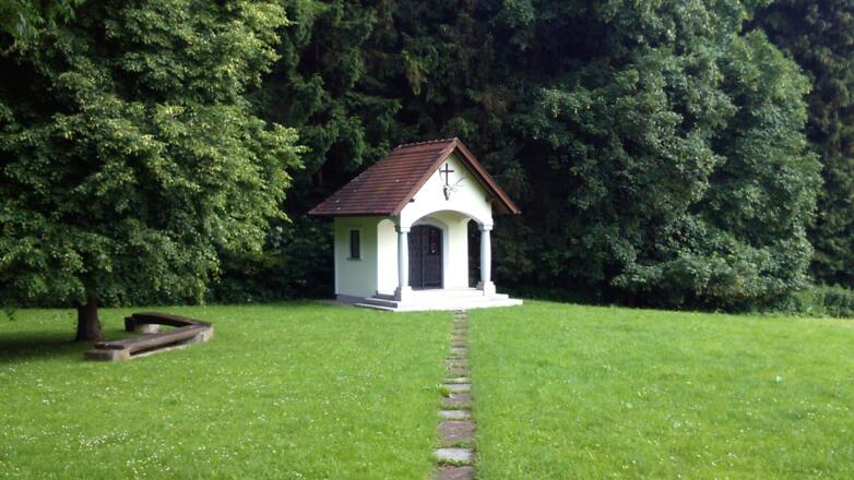 Kapelle am Waldrand 350m