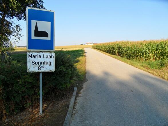 Hinweistafel auf den Gottesdienst in Maria Laah.