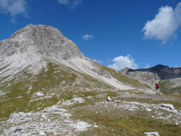 Über den markanten Ostrücken steigen wir zum Beginn des felsigen Ostgrates auf.