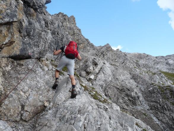 Mitunter etwas ausgesetzt führt der Augsburger Höhenweg zurück zum Alperschonjoch.