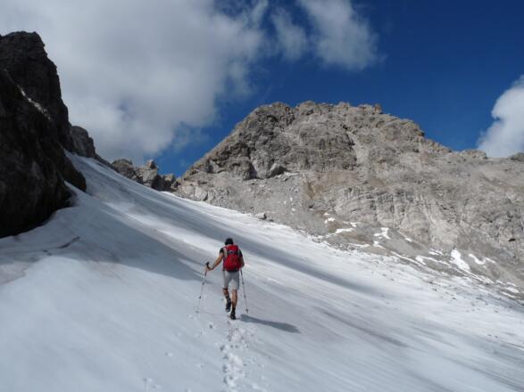 Den Gletscher sollte man entweder mit Leichsteigeisen oder mit Snowline Spikes überqueren.