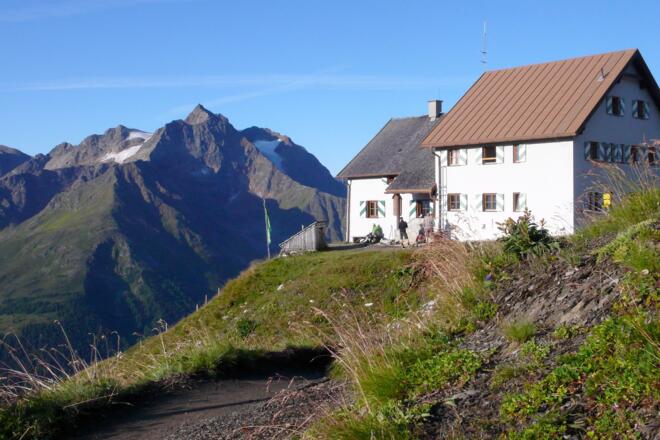 Ansbacher Hütte mit Hohem Riffler auf der anderen Talseite