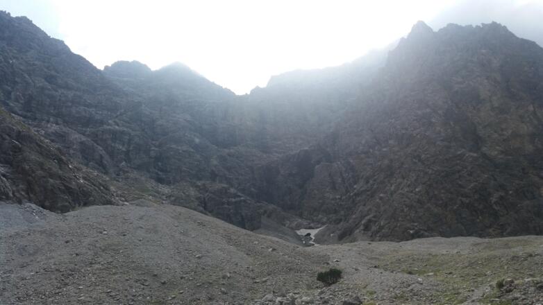 Latschenhöhe: links vom Schneefeld kommen wir her.