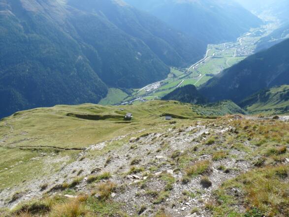 Über herrliche alpine Wiesen führt der Steig in zahlreichen Kehren hinunter nach Schnann.
