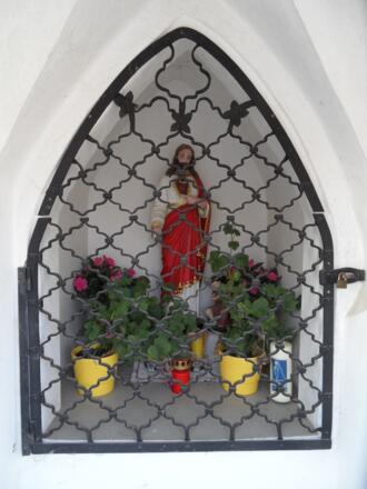 Viele Marterl stehen am Wegrand.