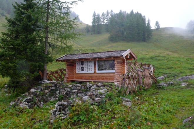 auf dem Anna Stainer-Knittel Gedenkweg zur Saxer Alm