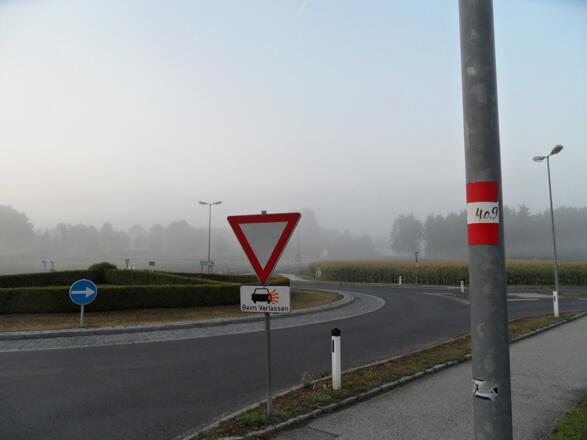 Beim Kreisverkehr überquert man die Bundesstraße.
