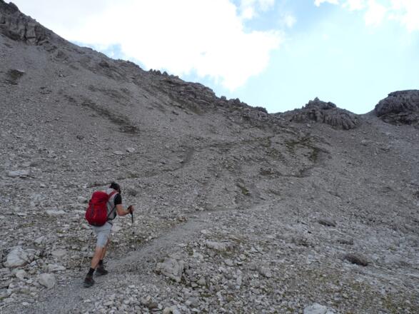 Das Flarschjoch (2464 m) ist bald erreicht.