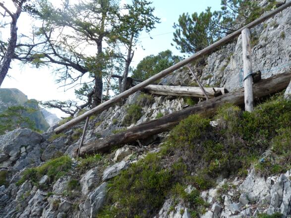 Geländer und Holzstufen erleichtern den Abstieg durch die Felsen.
