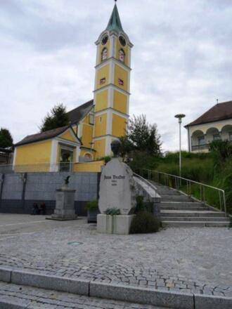 Gedenkstein A. Bruckner, Kirche