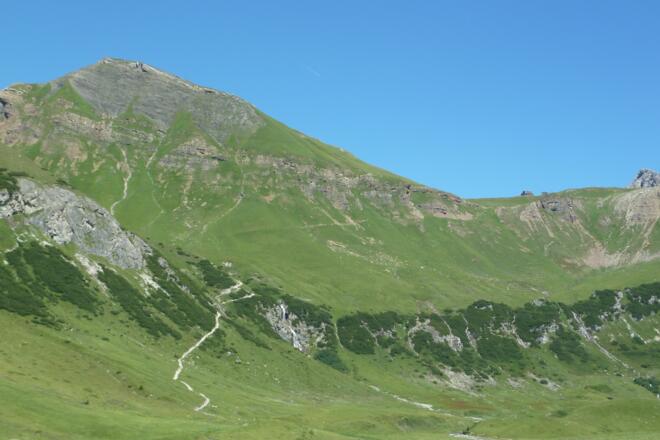 Hüttenaufstieg zur Stuttgarter Hütte von Zürs. Blick aus dem Papzieltal auf Hütte und Trittwangkopf