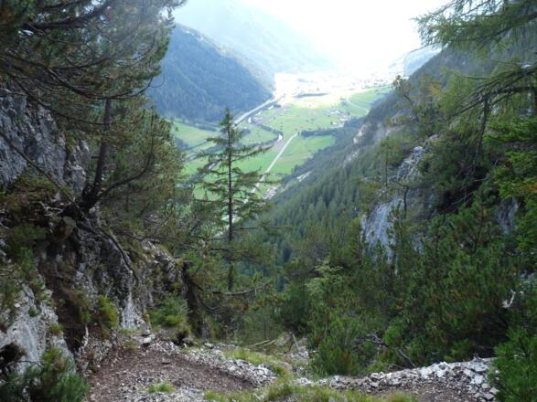 Mitunter steil geht es mit Blick in den Talboden talwärts.