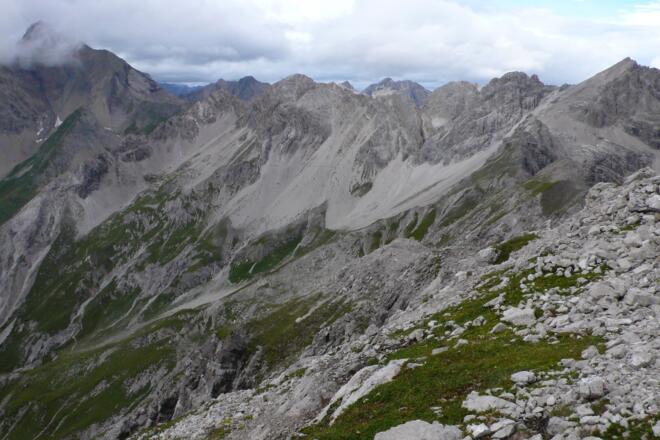 Der Weiterweg zur Seescharte, erst oben am Grat, dann die Schotterfelder querend