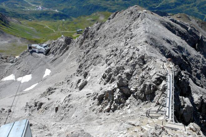 Über diese brüchige Flanke führt der Weg hoch zum Gipfel