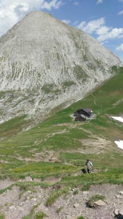 Kaiserjochhaus, im Hintergrund Grießkopf