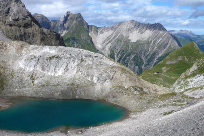 Oberer Seewisee von der Seescharte aus; unten die Memminger Hütte