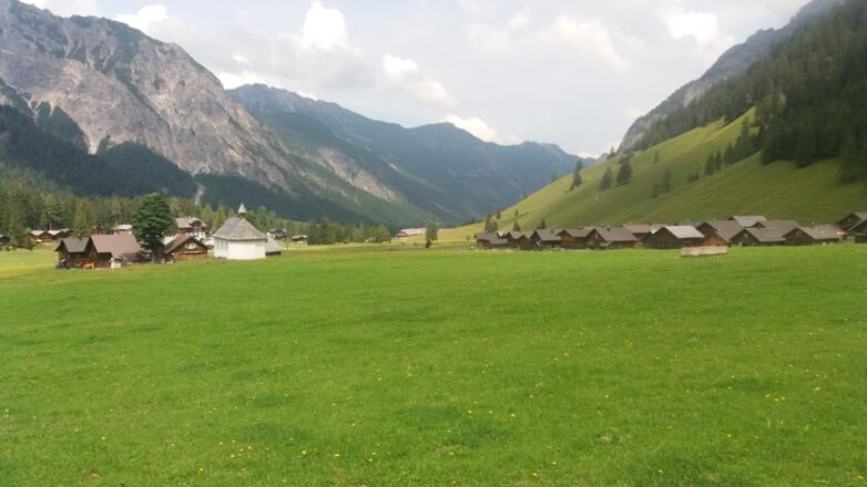Vor der Rochuskapelle über Weiden zum Wanderweg.:09:30