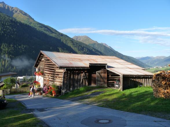 Ausgangspunkt ist das Nordende von Schnann bei einem schönen Bauernhof.